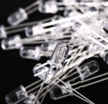 Красный светодиод с прозрачной линзой 3мм 2В 20мА с длиной ножек 28мм