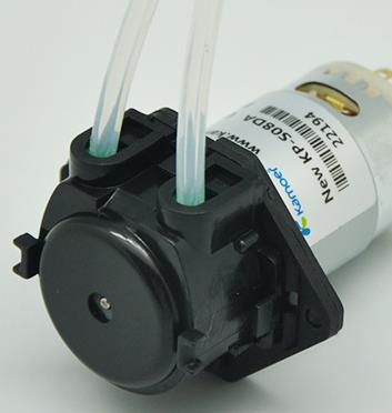 Насос для жидкости 12В тип Л с силиконовй трубкой  входное отверстие: 3мм, выходное отверстие: 5мм, 19~100 мЛ/мин черный